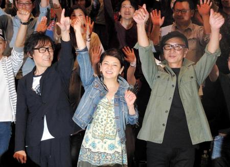 　トークショーを行った「レベッカ」の（左から）土橋安騎夫、ＮＯＫＫＯ、高橋教之＝東京・新宿