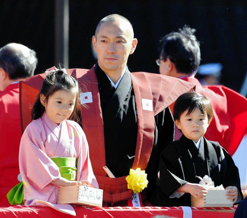 　麻央さんが天国に旅立ち、市川海老蔵（中央）と絆を固める歡玄くん（右）と麗禾ちゃん（左）＝２月３日、成田山新勝寺