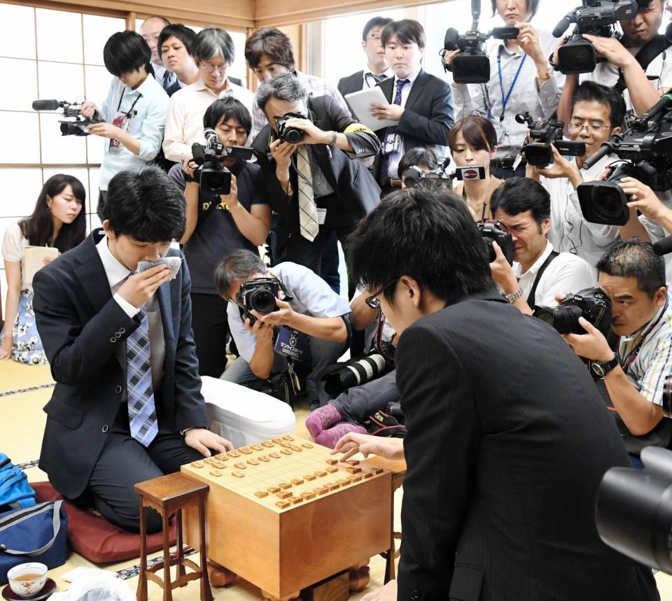 大勢の報道陣が注目する中、行われた増田康宏四段（右）と藤井聡太四段の対局