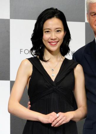 ３５００万円のペンダントを含む総額３６６３万円のジュエリーを身に付けて登場した木村佳乃＝東京・虎ノ門