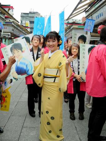 新曲のヒット祈願＆お練りを行った田川寿美＝東京・浅草