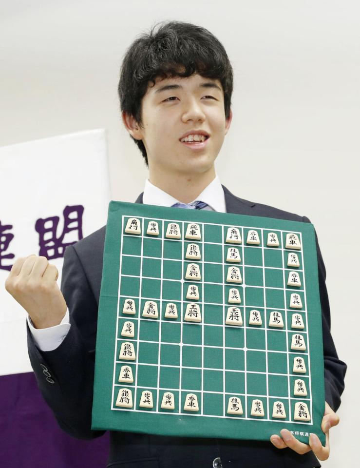 　竜王戦決勝トーナメントで公式戦連勝の新記録を達成し、29を示す将棋盤を手にする藤井聡太四段＝都内