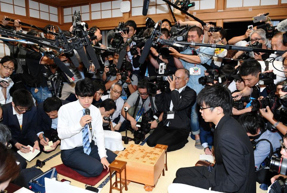 感想戦を行う藤井聡太四段（左）＝東京都渋谷区・将棋会館（撮影・棚橋慶太）