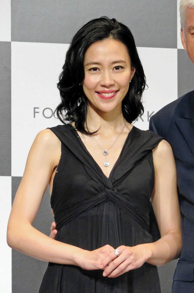 　３５００万円のペンダントを含む総額３６６３万円のジュエリーを身に付けて登場した木村佳乃＝東京・虎ノ門