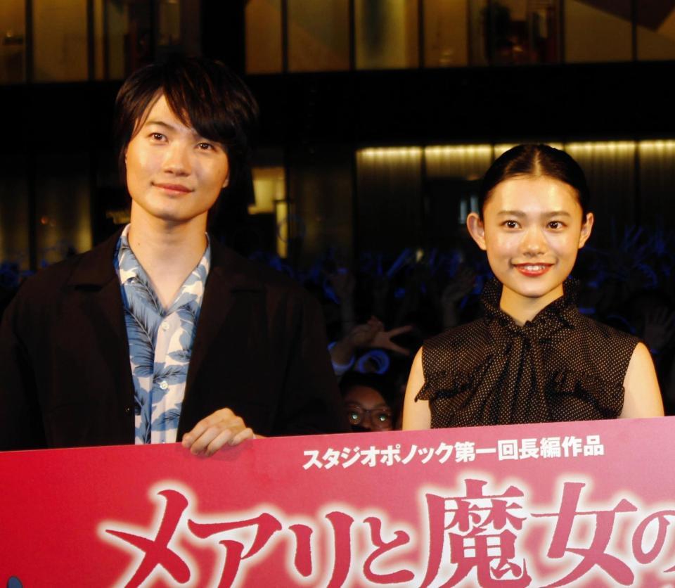 映画「メアリと魔女の花」のトークイベントに出演した神木隆之介（左）と杉咲花＝大阪・グランフロント大阪