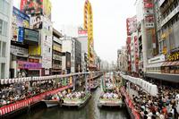 歌舞伎の人気俳優が船で大阪市中心部を巡り、「七月大歌舞伎」をＰＲする初夏の風物詩「船乗り込み」＝29日午後、大阪・道頓堀