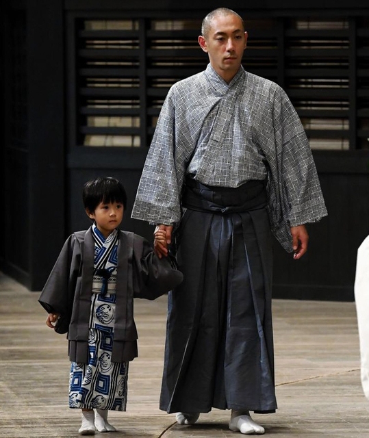 海老蔵 勸玄くんと宙乗り安全祈願 麻央さん死去から１週間 親子で公演に一歩 芸能 デイリースポーツ Online