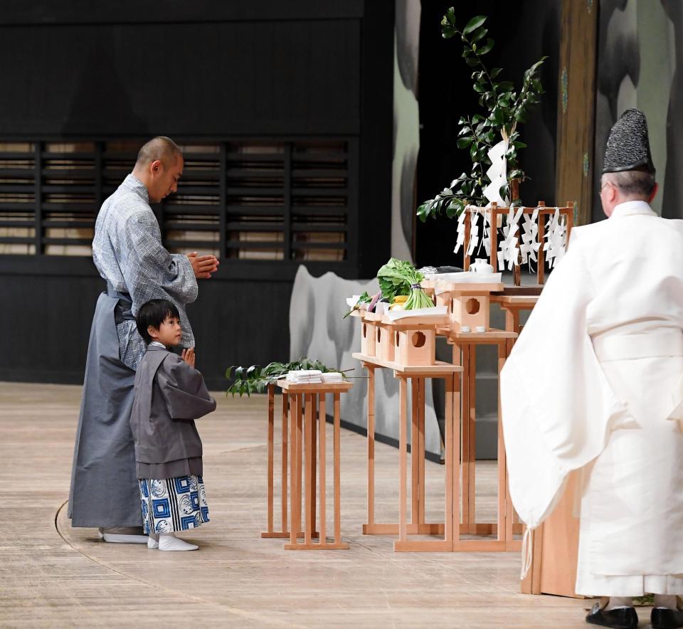 宙乗り安全祈願修祓式に出席した市川海老蔵と長男の勸玄くん＝歌舞伎座（撮影・堀内翔）