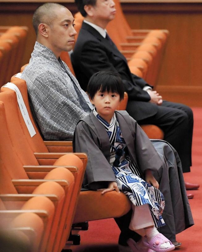 宙乗り安全祈願修祓式に出席した市川海老蔵と長男の勸玄くん＝歌舞伎座（撮影・堀内翔）