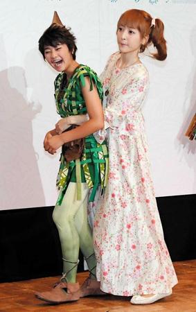 　ピーターパン役の吉柳咲良（左）を抱きかかえながら舞台を降りる神田沙也加