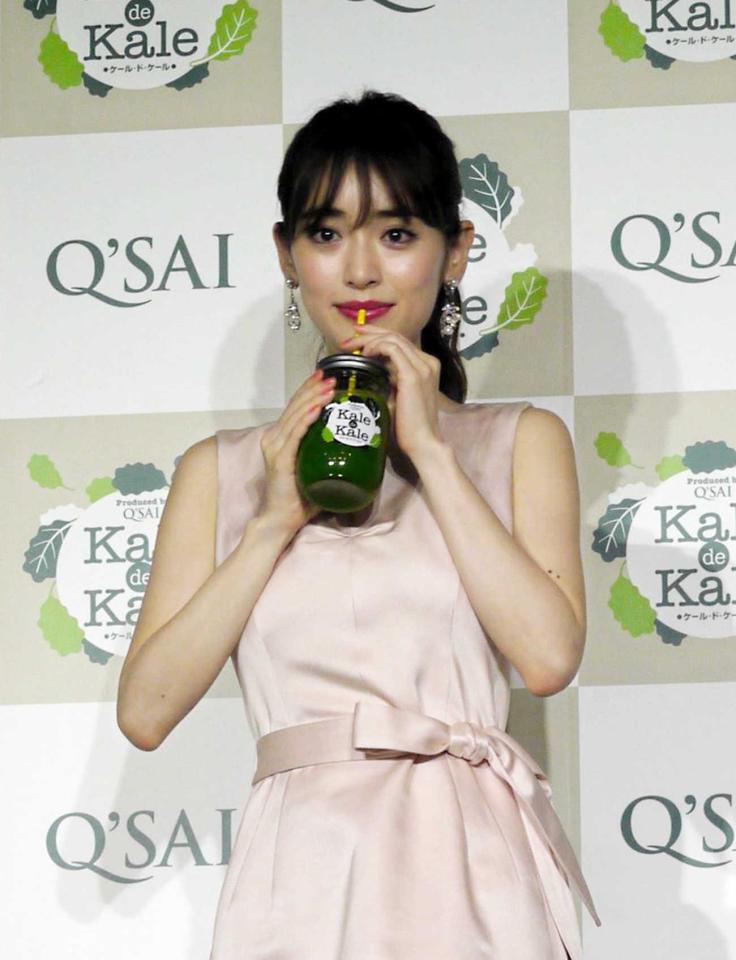 　ジュースを飲む泉里香＝東京・表参道