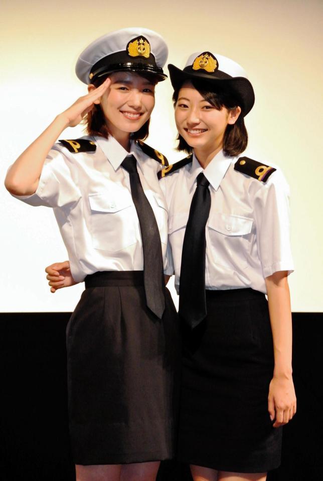 航海士の制服姿を披露した飯豊まりえ（左）と武田玲奈＝東京・ＦＳ汐留