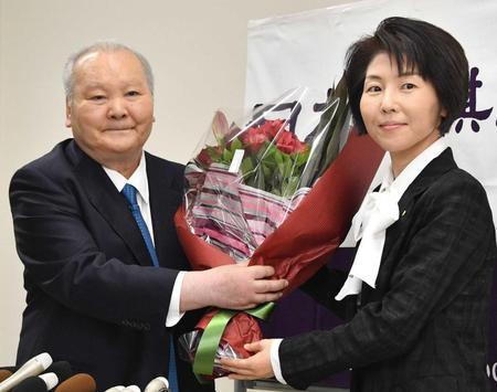 　日本将棋連盟常務理事・清水市代女流六段（右）から花束を贈られる加藤一二三九段