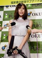 イベント後の囲み取材に応じる有村藍里＝東京・福家書店　新宿サブナード店（撮影・開出牧）