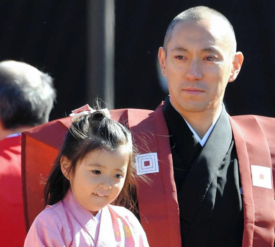 　麗禾ちゃん（左）と市川海老蔵