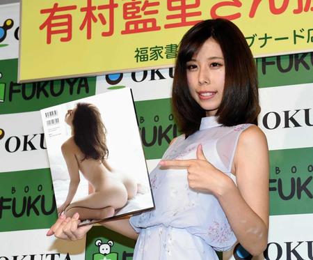 　写真集のお気に入りのカットを披露する有村藍里＝東京・福家書店　新宿サブナード店（撮影・開出牧）