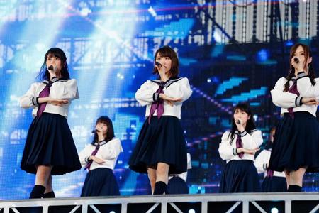 ファン４万人を沸かせた乃木坂４６の（左から）生田絵梨花、生駒里奈、星野みなみ＝東京・神宮球場