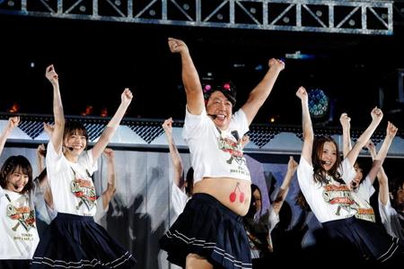 西野七瀬（左）、白石麻衣（右）ら乃木坂４６のメンバーとヒム子に扮して踊るバナナマン・日村勇紀＝東京・神宮球場