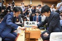 　将棋の竜王戦決勝トーナメントで、佐々木勇気五段（左）に敗れ公式戦の連勝記録が「29」でストップした藤井聡太四段＝２日夜、東京都渋谷区の将棋会館