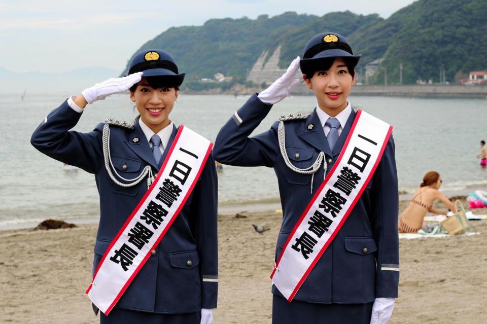 地元で一日警察署長を務めた双子デュオ「山田姉妹」の妹・麗（左）と姉・華＝神奈川・逗子海岸