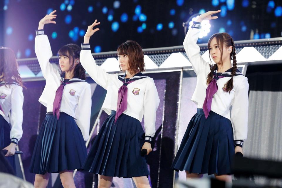 ファン４万人を沸かせた乃木坂４６の（左から）生田絵梨花、生駒里奈、星野みなみ＝東京・神宮球場