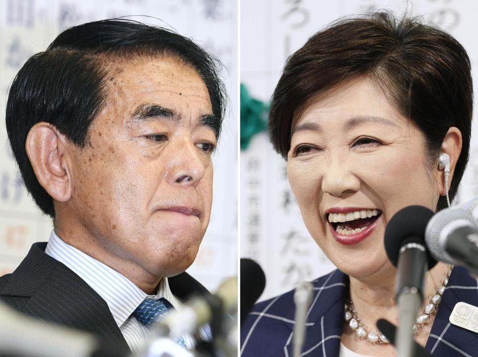 　都議選の開票が続く中、笑顔を見せる小池百合子・都民ファーストの会代表（右）と厳しい表情の下村博文・自民党都連会長＝いずれも２日夜、東京都内