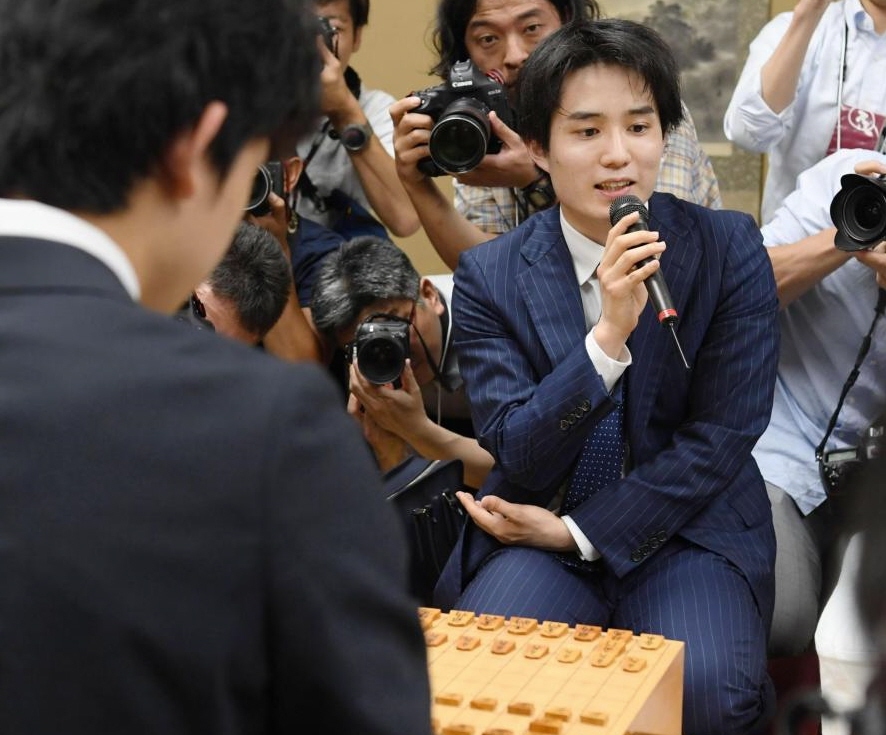 　将棋の竜王戦決勝トーナメントで藤井聡太四段（手前）に勝利し、対局を振り返る佐々木勇気五段＝２日夜、東京都渋谷区の将棋会館