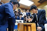 佐々木勇気五段（左）に敗れ、感想戦を行う藤井聡太四段＝東京都渋谷区の将棋会館（撮影・田村亮介）