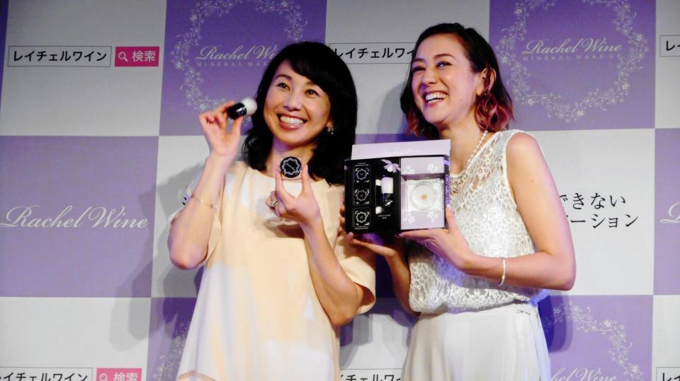 化粧品ブランド「レイチェルワイン」のＰＲイベントに登場した東尾理子（左）とＳＨＥＬＬＹ＝東京・パセラリゾートグランデ渋谷