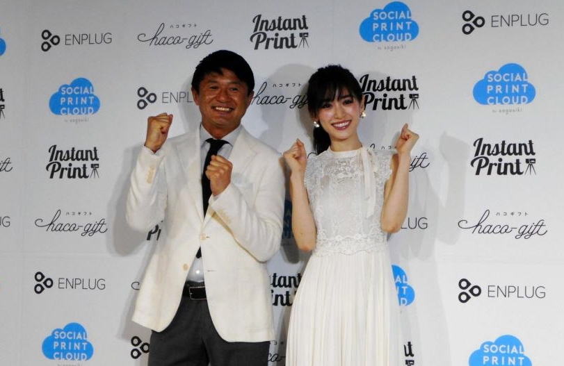 サガシキ新事業「Ｓｏｃｉａｌ　Ｐｒｉｎｔ　Ｃｌｏｕｄ」発表会に登場した武田修宏（左）と泉里香＝東京・赤坂のベクトルスタジオ