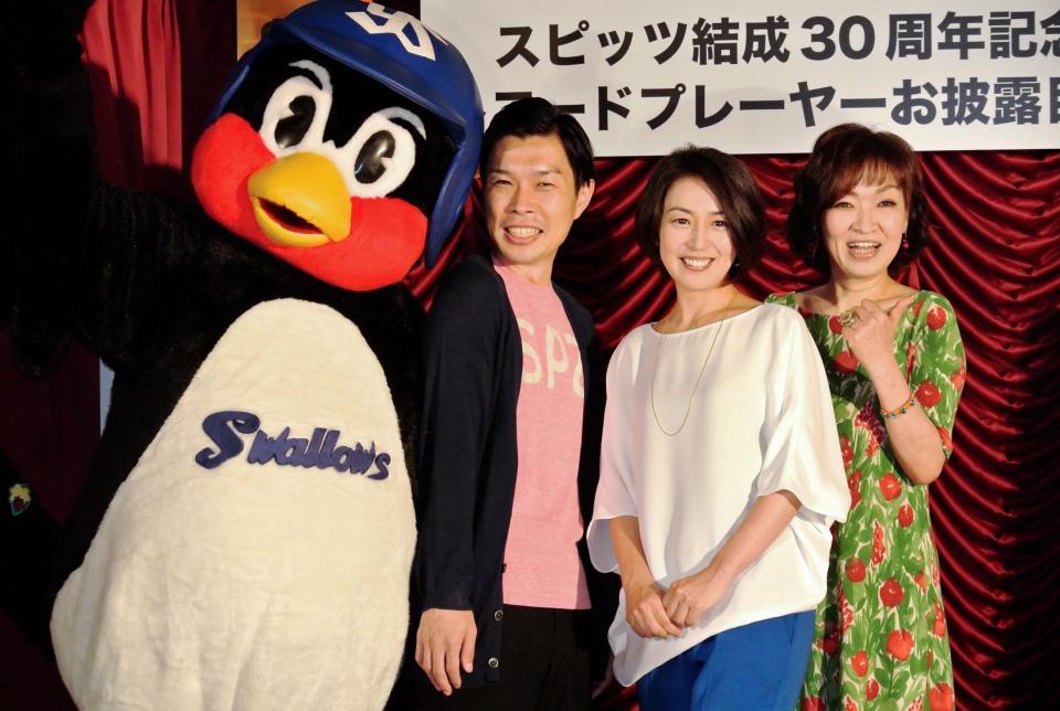 スピッツとの縁でゲストに選ばれた（左から）つば九郎、ハライチ・岩井勇気、酒井美紀、清水ミチコ＝東京・渋谷