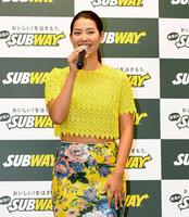 笑顔でトークを繰り広げるすみれ＝日本サブウェイ株式会社本社（撮影・棚橋慶太）