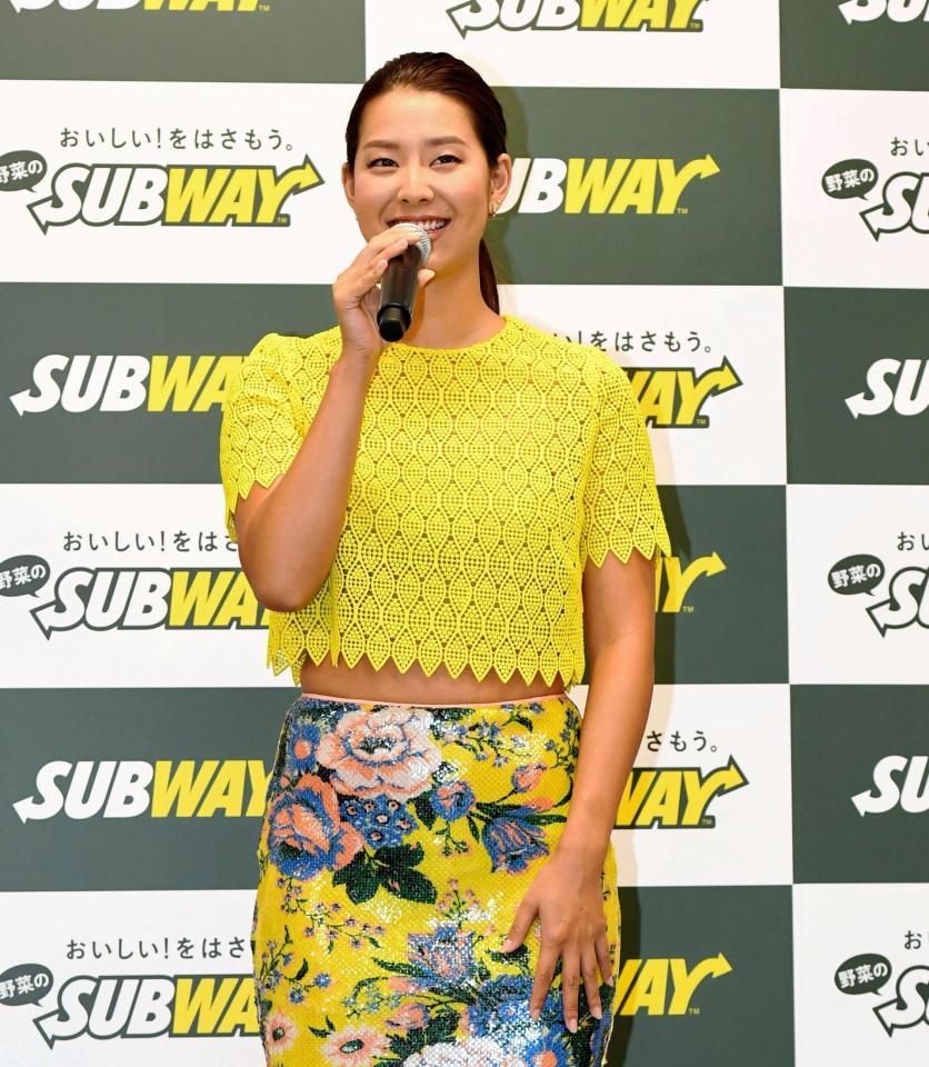 笑顔でトークを繰り広げるすみれ＝日本サブウェイ株式会社本社（撮影・棚橋慶太）