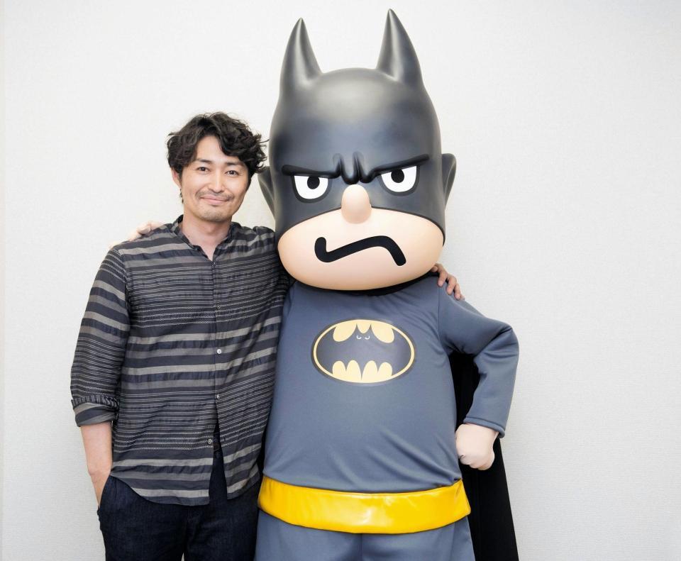 “鷹の爪”風のバットマンと和気あいあいの安田顕（左）