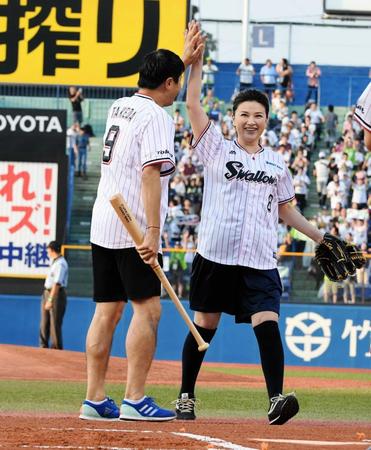 始球式を終えハイタッチを交わす島崎和歌子（右）と武田修宏＝神宮球場