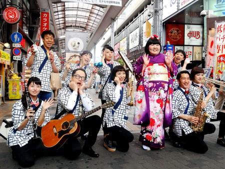 　座長就任にあたり地元へのあいさつ回りを行った酒井藍（前列右から３人目）とホンワカパッパ～隊