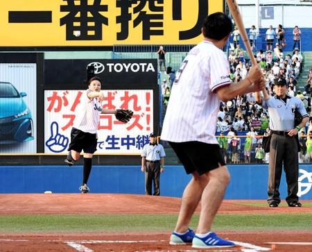 　武田修宏（手前）を相手に始球式をする島崎和歌子