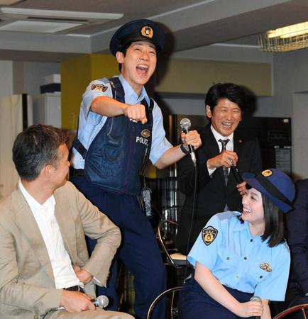 　劇団四季時代に経験したヤギ役の演技を披露する横山だいすけ（左から２人目）＝フジテレビ湾岸スタジオ（撮影・三好信也）