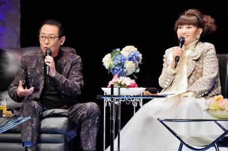 永六輔さん一周忌イベントに参加した黒柳徹子（右）とさだまさし＝東京・山野ホール