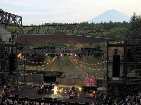 富士山をバックに屋外ステージで歌う平井堅＝山梨・河口湖ステラシアター