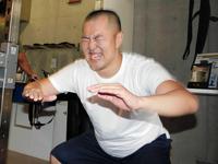 　苦悶の表情を浮かべる、とにかく明るい安村＝都内