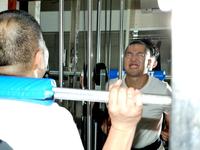 　苦悶の表情を浮かべる、とにかく明るい安村＝都内