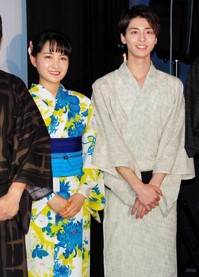 浴衣姿で舞台あいさつに登場した小林高杉真宙（右）と葵わかな＝東京・新宿シネマカリテ