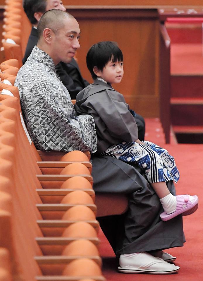 　市川海老蔵（左）と長男の勸玄くん＝６月２９日、歌舞伎座