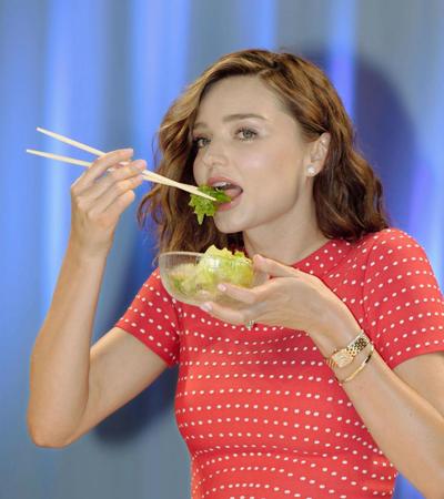 上手に箸を使い、自身のつくったサラダを試食するミランダ・カー＝ハイアット・リージェンシー東京（撮影・金田祐二）