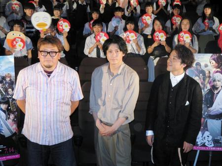 舞台あいさつに登場した（左から）福田雄一監督、小栗旬、ムロツヨシ＝東京・豊洲