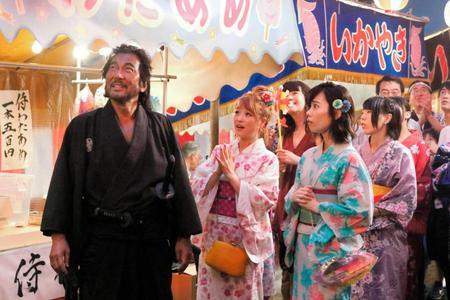 　夏祭りの夜店で共演する（左から）役所広司、鈴木奈々、島崎遥香