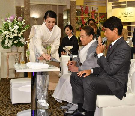 　江口洋介、伊東四朗に特製カクテルをふるまう武井咲（左）＝テレビ朝日