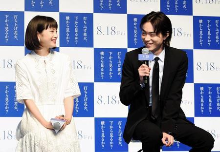 製作報告会見でトークをする菅田将暉（右）と広瀬すず＝東京・パークタワーホール（撮影・開出牧）