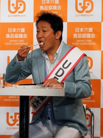 ＵＤＦの食品を試食する辰巳琢郎＝東京・赤坂